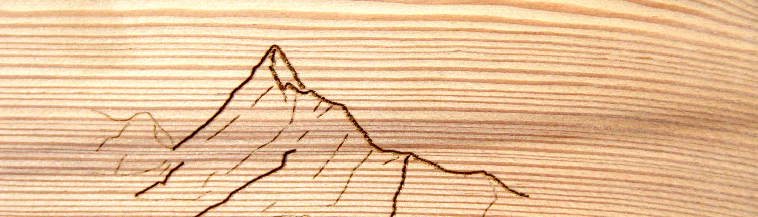 cadeau en bois: gravure de montagne pour un anniversaire sur mesure